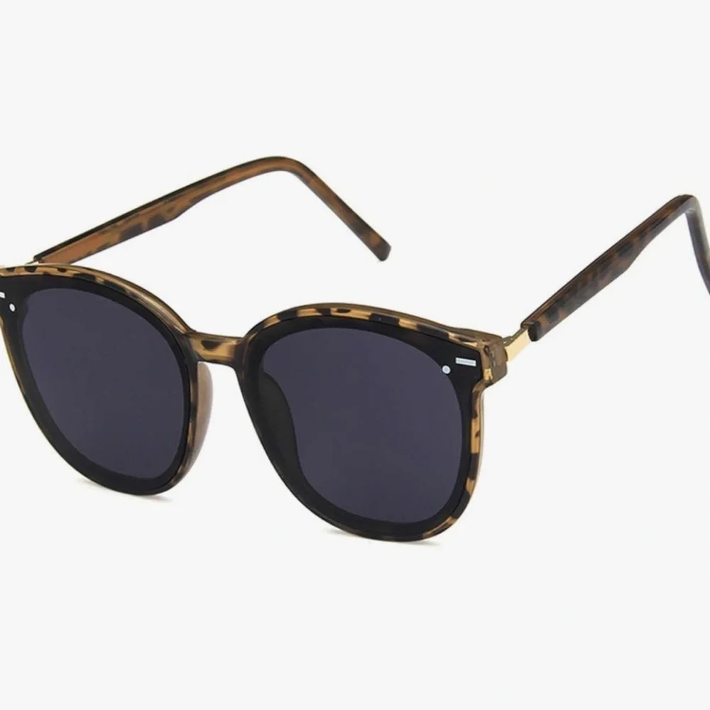 Victoria Leland Designs Stylish Tortoise Shell Sunglasses